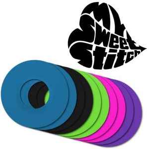 MySweetStitch | Pleister voor de Freestyle Libre 1 & 2 Sensor met VENTILATIEGAT | Waterdicht, ademend en huidvriendelijk Rond (10 stuk) | Made in Germany | Buiten Ø 65mm, binnen Ø 28mm | Regenboog