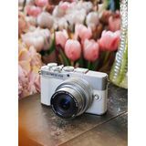 Olympus PEN E-P7 cameraset, 20 MP-sensor,ingebouwde 5-assige beeldstabilisator, kantelbaar HD LCD, 4K-video, wifi, profielkeuze kleur en zwart/wit, wit incl. M.Zuiko Digital ED 14-42mm EZ zilver