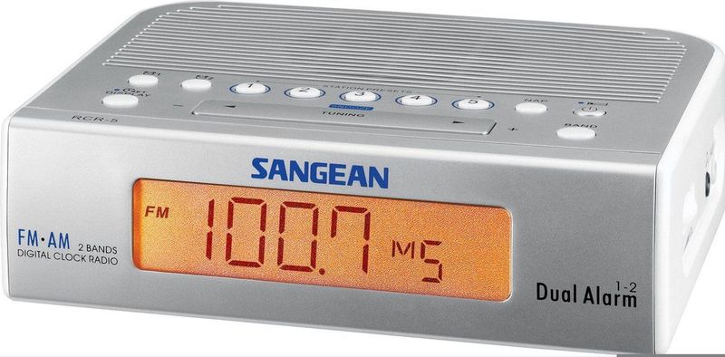 Sangean RCR-5 wekkerradio met FM/MW-tuner en LCD-display, zilverkleurig