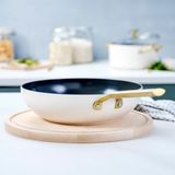 BK Sublime wok - PFAS vrij - Ø 28cm - cream white - gouden stainless steel handgrepen - ovenbestendig tot 220°C