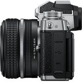 NIKON Z FC + NIKKOR Z DX 28 mm f/2,8 SE, hybride camera DX-sensor (20,9 MP, 4K/30p, 11 fps burst, draaibaar touchscreen)