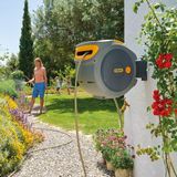 <p>Deze slanghaspel voor wandmontage is de ideale oplossing voor het gemakkelijk bewateren van je tuin. Met een automatische oprolfunctie en een 25 meter lange premium slang, hoef je nooit meer te worstelen met knikken of knopen. De haspel wordt geleverd met alle benodigde aansluitingen, een verstelbaar mondstuk en een muurbeugel met bevestigingen.</p>
<p>Dankzij het 180 graden draaipunt kun je met deze haspel elke plek in je tuin bereiken. Of je nu bloemen water wilt geven aan de andere kant van je tuin of je gazon wilt besproeien, het is allemaal mogelijk.</p>
<p>Veiligheid is ook belangrijk, daarom is deze haspel uitgerust met een vergrendelingsfunctie om te voorkomen dat de slang per ongeluk oprolt tijdens gebruik. Daarnaast is er ook een kinderslot aanwezig voor extra gemoedsrust.</p>
<p>Na gebruik kun je de haspel eenvoudig plat tegen de muur klappen, waardoor deze minimale ruimte in beslag neemt. Zo blijft je tuin netjes en opgeruimd.</p>
<ul>
  <li>Kleur: grijs en geel</li>
  <li>Materiaal: kunststof</li>
  <li>Lengte slang: 25 meter</li>
  <li>Lengte aanvoerslang: 2 meter</li>
  <li>180 graden draaiende wandbeugel en montage accessoires zijn inbegrepen</li>
  <li>Met automatisch Slow Rewind System</li>
  <li>Met kinderslot</li>
  <li>Inclusief zachte aansluitingen, een kraanaansluiting en een verstelbare spuitmond</li>
</ul>
<p>Met deze handige slanghaspel wordt tuinieren een stuk eenvoudiger en efficiënter. Bestel hem vandaag nog en geniet van het gemak van een automatische oprolfunctie en een lange premium slang.</p>