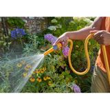 <p>Deze verlengbare Wonderhoze slang van Hozelock is een handige toevoeging aan je tuinwerkzaamheden. Met zijn elastische binnenvoering van natuurlijk rubber voorkomt hij scheuren en barsten, waardoor de slang lang meegaat. Het praktische ontwerp zorgt ervoor dat het resterende water eenvoudig kan worden geleegd en nuttig kan worden gebruikt. De slang kan worden gedraaid op de gewenste plek in de tuin, waarna hij leegloopt en krimpt tot zijn oorspronkelijke grootte.</p>
<p>Met een lengte van 12,5 meter is deze slang ideaal voor kleine tuinen, patio's, terrassen of balkons. Daarnaast wordt de tuinslang geleverd met handige hulpstukken, waaronder een universele kraanarmatuur en een verstelbare tuinsproeier.</p>
<ul>
  <li>Kleur: geel</li>
  <li>Materiaal: PVC en stof</li>
  <li>Lengte: 12,5 m</li>
  <li>Diameter slang: 1,6 cm</li>
  <li>Verlengbaar tot 3x zijn eigen lengte</li>
  <li>Buitenlaag van zachte stof</li>
  <li>Lichtgewicht</li>
</ul>
<p>De levering bevat:</p>
<ul>
  <li>1 x mondstuk</li>
  <li>1 x 1/2" kraanaansluiting</li>
  <li>1 x 3/4" kraanaansluiting</li>
  <li>2 x koppeling met waterstop</li>
</ul>