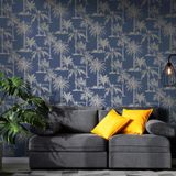 DUTCH WALLCOVERINGS Behang Tropical Trees marineblauw en zilverkleurig