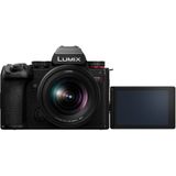 Panasonic LUMIX DC-S5 II full-frame spiegelloze camera met 20-60 mm F3.5-5.6 lens, 4K 60P en 6K 30P, inklapbaar display, wifi, Active IS, zwart