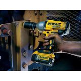 DeWalt 18 V, 5,0 Ah accu-slagmoersleutel (koppel max. 950 Nm, 1/2 inch buitenvierkantopname, geïntegreerde LED-lamp, incl. 2x accu's, systeemsnellader en TSTAK Box II) DCF899P2