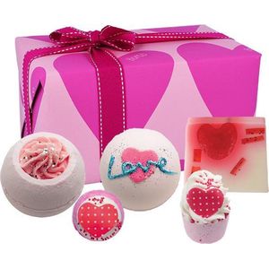 Bomb Cosmetics You're so Cupid Gift Pack kado doos met bad, zeep en verzorgingsproducten