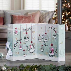 Yankee Candle Adventskalender 2022, geurkaarsen cadeauset, boekdesign adventskalender, cadeauset met geurkaarsen, 12 gevulde votiefkaarsen, 12 theelichtjes en 1 theelichthouder, uit de Snow Globe Wonderland-collectie, perfect cadeau voor vrouwen