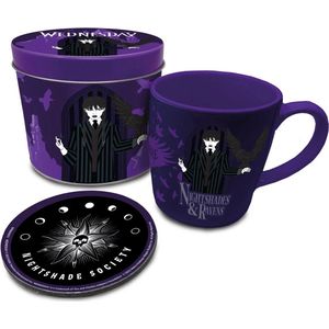 Pyramid International Wednesday Gift Set met Mok en Onderzetter in Presentatie Gift Tin (Nachtschade en Ravens Design) 11oz Keramische Mok - Officiële Merchandise