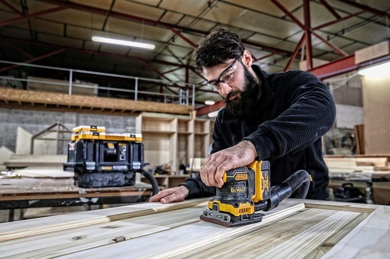 DeWALT DCW200N Accu Vlakschuurmachine - 18V - Snoerloos - Stofafzuiger Aansluiting