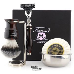 Een complete scheerset in de kleur zwart en rood. Scheermes, scheerkwast, scheerstandaard, scheerkom en zeep, cadeau voor hem.