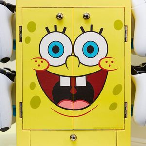 numskull Officiële Spongebob Squarepants Gaming Locker Controller Houder & Headset Stand voor PS5, Xbox Series X|S en Nintendo Switch