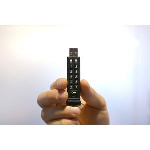 iStorage datAshur (8 GB, USB A, USB 2.0), USB-stick, Zwart