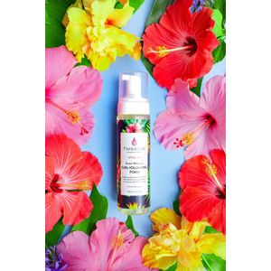 Volumegevend Foam Flora & Curl Style Me Hibiscus Afgetekende en gedefinieerde krullen 200 ml