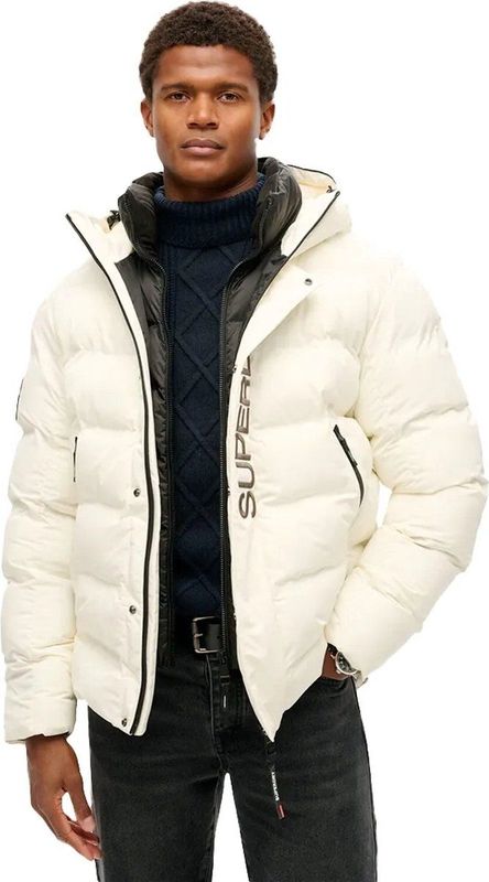 Superdry - M5011902A - Gewatteerd Jack - Gerecycled Polyester - Met Capuchon en Witte City Graphic