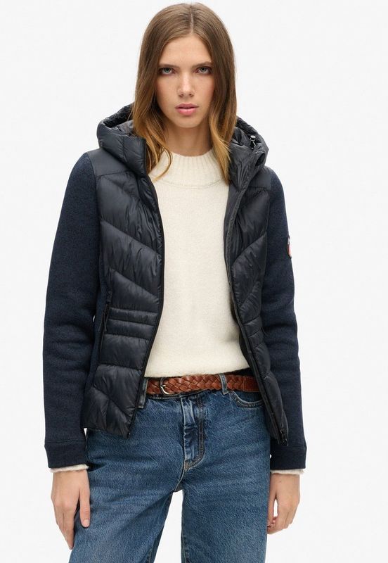 Superdry - W5011739A - Gebreide Hybride Jas - Beige - Gerecycled Polyester