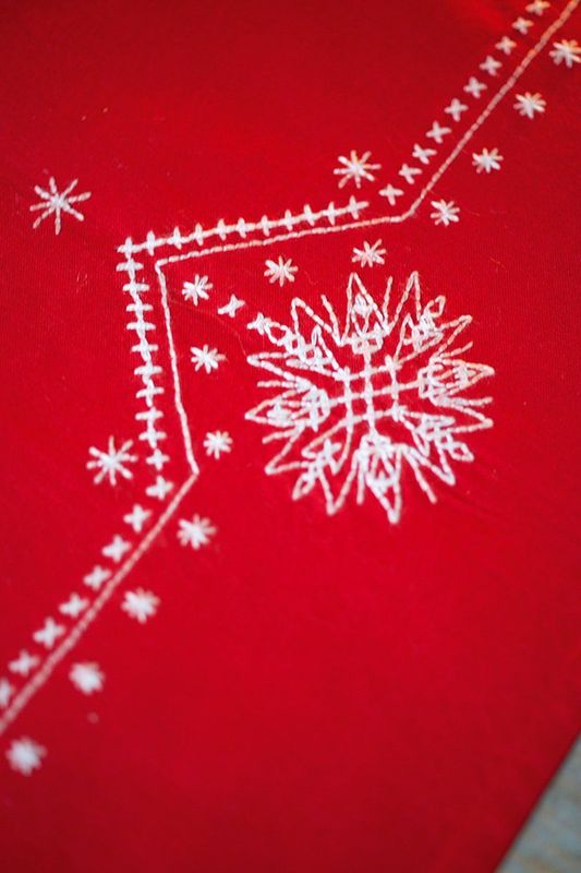 Tafelloper Witte kerststerren borduren (pakket)