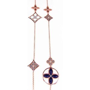 Lange zilveren collier halsketting roos goud verguld Model Inspired Beauty gezet met blauwe stenen