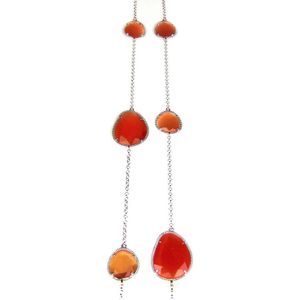 Lange zilveren collier halsketting Model Magic Colors gezet met oranje stenen