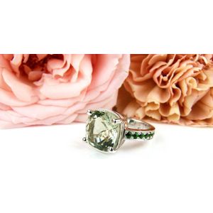 ring in wit goud gezet met groene kwarts en groene saffier