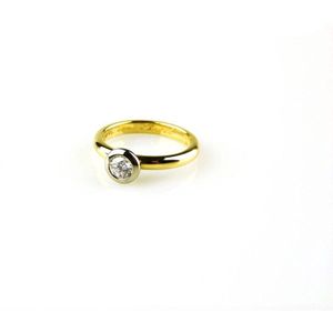 ring solitair in geel en wit goud gezet met diamant