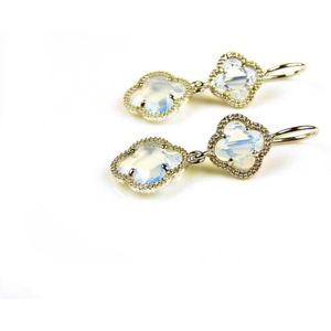 model Double Fiori klein oorringen in zilver opaal klavers