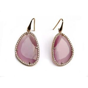 model Belinda oorringen in zilver gezet met roze steen en cubic zirconia