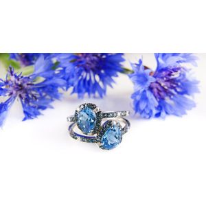Ring in wit goud gezet met blauwe topaas, londen topaas en diamant
