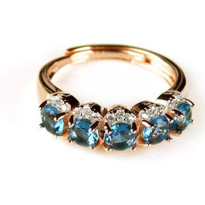 Ring in zilver roos goud verguld gezet met blauwe stenen en cubic zirconia