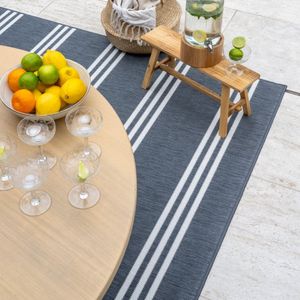 Luxe Buitenkleed Studio M – STRIPES – Dubbelzijdig Vloerkleed Buiten – Buitentapijt 120x160 cm – Grijs – Tuintapijt met Omkeerbaar Design - 100% gemaakt in België