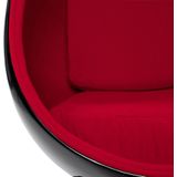 The ""Egg"" Chair (Zwart-Rood)