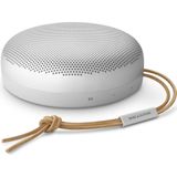 Bang & Olufsen Beosound A1 (2. Gen) – Kabelloser tragbarer IP67 wasserdichter Bluetooth-Lautsprecher mit 360-Grad-Sound, Alexa Voice Assistant & Speakerphone, 18 h Akkulaufzeit - Grey Mist
