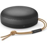 Bang & Olufsen Beosound A1 (2. Gen) – Kabelloser tragbarer IP67 wasserdichter Bluetooth-Lautsprecher mit 360-Grad-Sound, Alexa Voice Assistant & Speakerphone, 18 h Akkulaufzeit - Black Anthracite