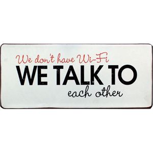 Tekstbord: We don’t have Wi-Fi we talk to each other.