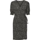 PIECES - Wikkeljurk - Zwart - Viscose - Kort - Korte Mouwen - V-hals - Stippenprint