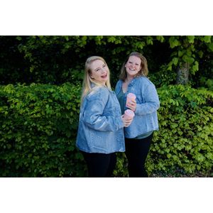 Blauwe jeansvest met geborduurde bloemen