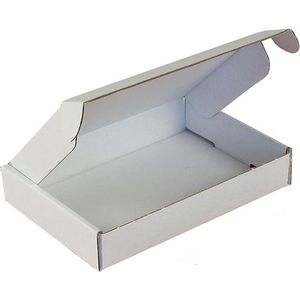 Man Met Een Blanco Karton Voor Advertentie. Persoon Die Een Lege Promotiekaart Handen Heeft Rondloopt Loopt Spandoek Vlakke Image252000826