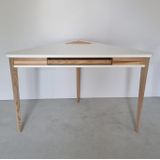 RAGABA ASHME Hoekbureau van hout, grafiet, 114 x 85 x 75 cm