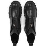 Zwarte leren platte enkellaarsjes met een rits aan de voorkant en de hoge tong