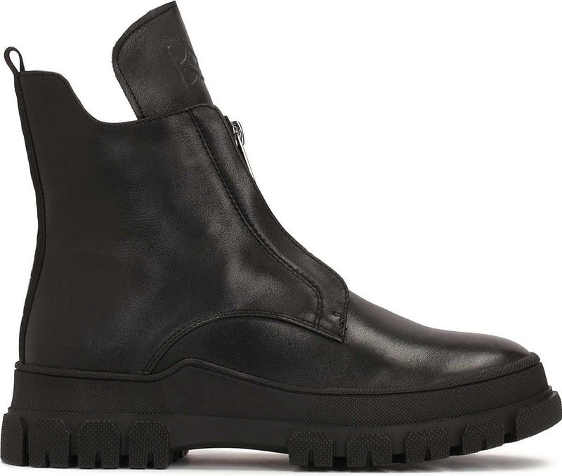 Zwarte leren platte enkellaarsjes met een rits aan de voorkant en de hoge tong