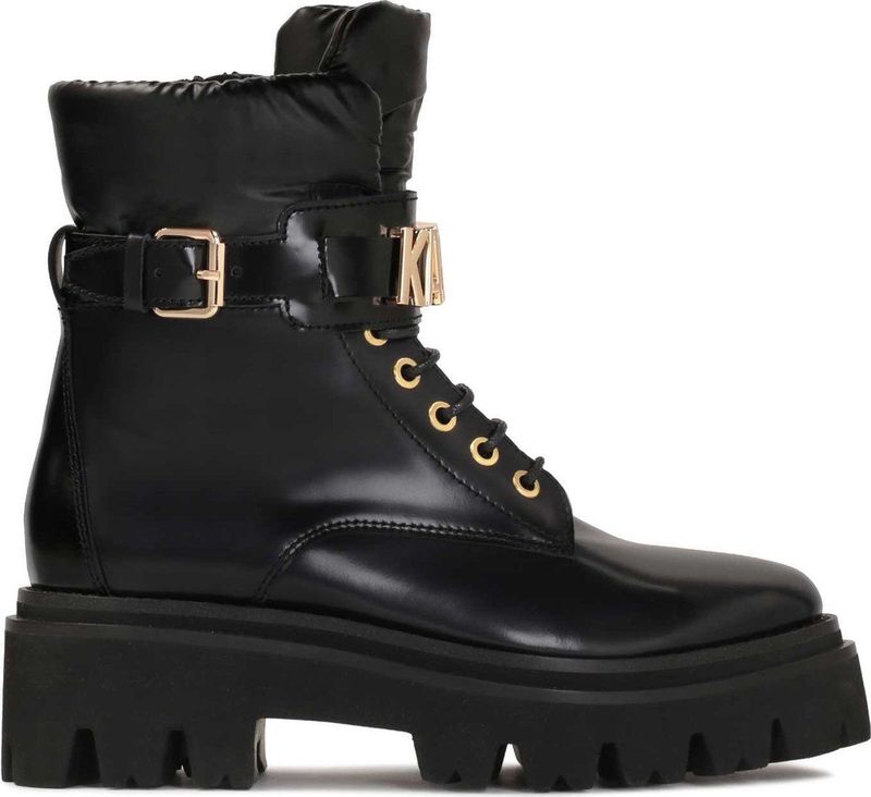 Damesleren platte enkellaarsjes met riempje versierd met metalen letters