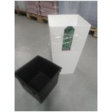 Kunststof Urbi bloempot/plantenpot met binnenpot wit 24 x 24 x 45 cm - 7,5/19 liter - Hoge vierkante bloempotten