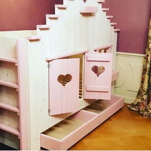 Vogelhuisbed | Bedhuisje | Boomhutbed | Steigerhout | kinderbed | whitewash met Roze afwerking