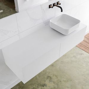 Badkamermeubelset mondiaz lagom 130 cm met topblad rechtse wastafel solid surface opzetkom binx zonder kraangaten mat wit (2 laden)