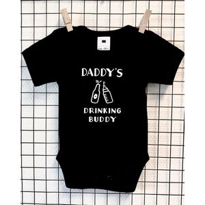 Baby romper met tekst | Daddy’s drinking buddy | Kraamcadeau | Geboortecadeau | Vaderdag cadeau | Papa cadeau | Baby rompertje | Aanstaande papa | Zwart | 74