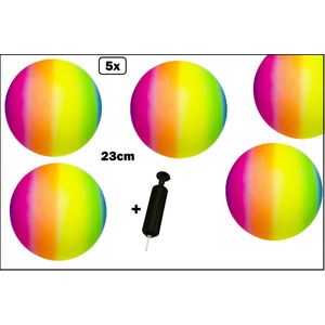 5x Bal regenboog 23 cm met ballenpomp - Strand bal voetbal softbal volleybal straat gym zaal school fun ballen vrolijk