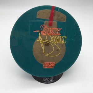 Bowling Bowlingbal 'Storm  1/2 - Sky Bolt' opengewerkte bal op zwarte storm bal cup, laat zien hoe de bal is opgebouwd