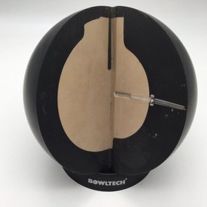 Bowling Bowlingbal 'Brunswick 3/4 -' opengewerkte bal op zwarte bowltech bal cup, laat zien hoe de bal is opgebouwd