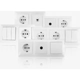 Aigi Cika - Inbouw - Wandcontactdoos - Wit - 2-voudig Stopcontact - 1-voudig UTP CAT5E - Randaarde - Incl. Afdekraam