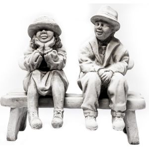 Tuinbeeld Oma en Opa op bank (Wit/gepattineerd)